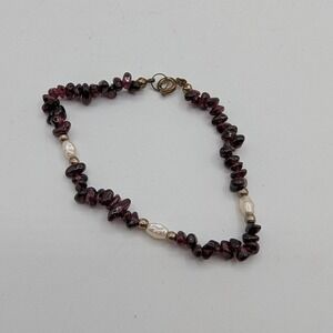 Vintage Garnet Chip and Freshwater Pearl Beaded Bracelet Gold Tone 7.5 Inch